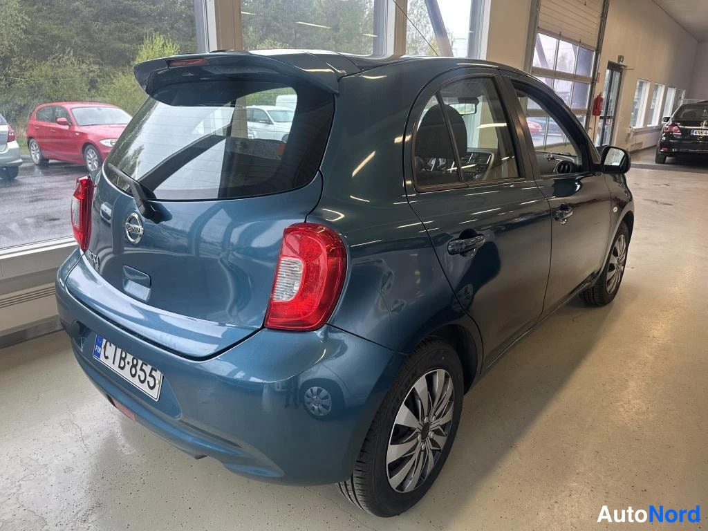 Sininen Nissan Micra 2015, takaviisto, kuva 4