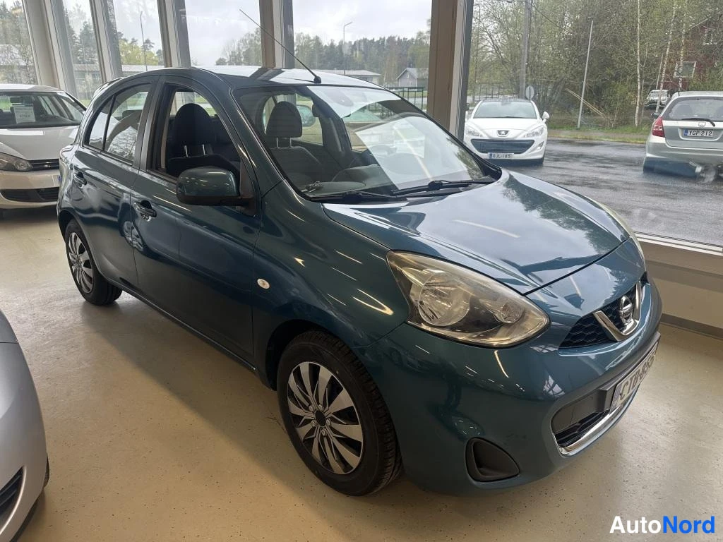 Sininen Nissan Micra 2015, etuviisto, keula oikealle, kuva 2