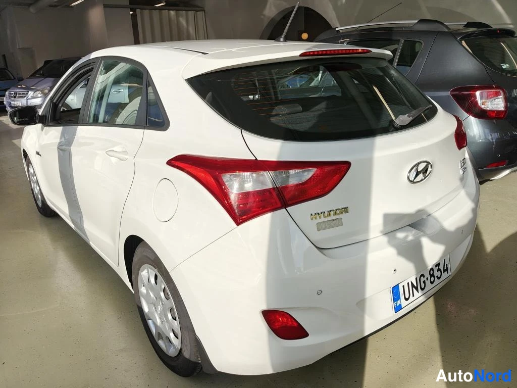Valkoinen Hyundai i30 2014, takaviisto, kuva 3