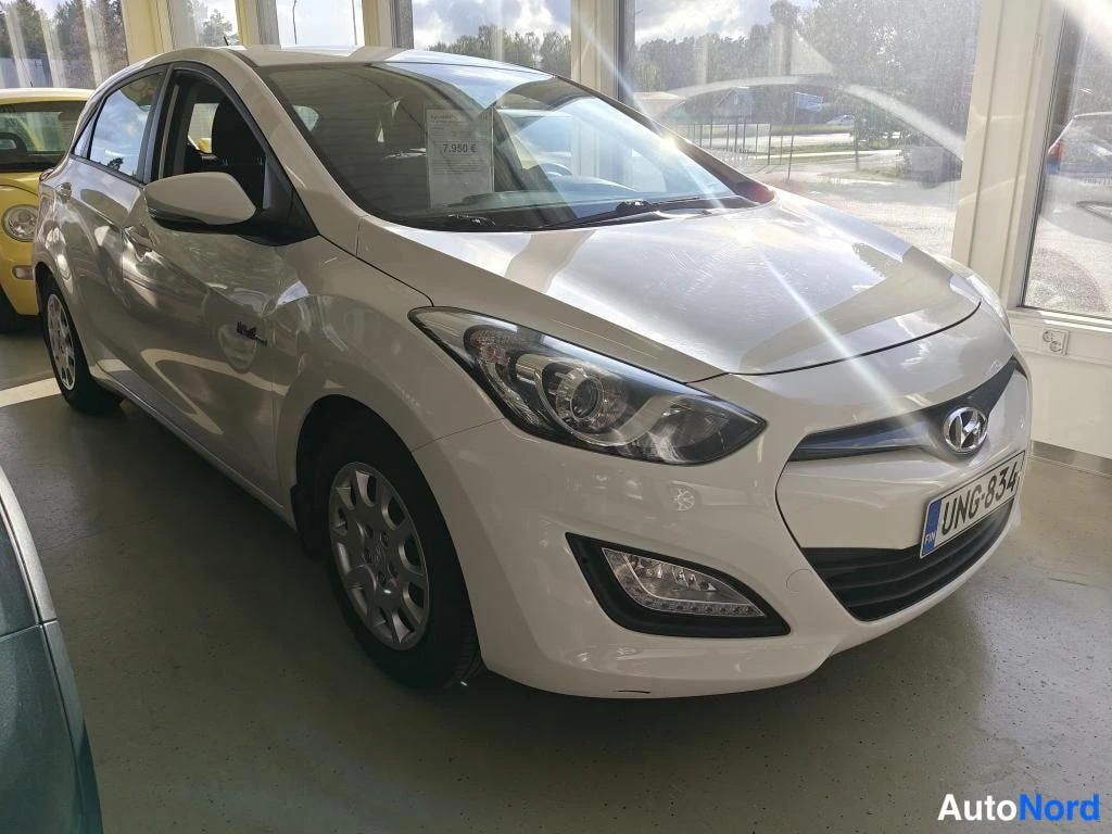 Valkoinen Hyundai i30 2014, etuviisto, keula oikealle, kuva 2