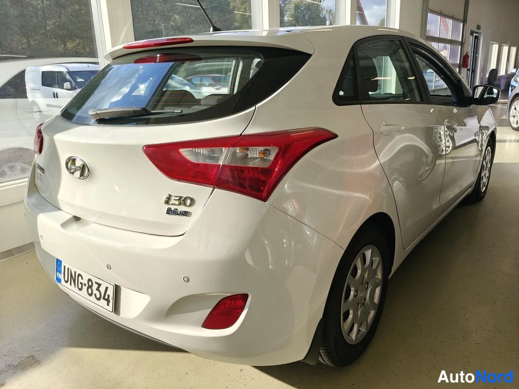 Valkoinen Hyundai i30 2014, takaviisto, kuva 4