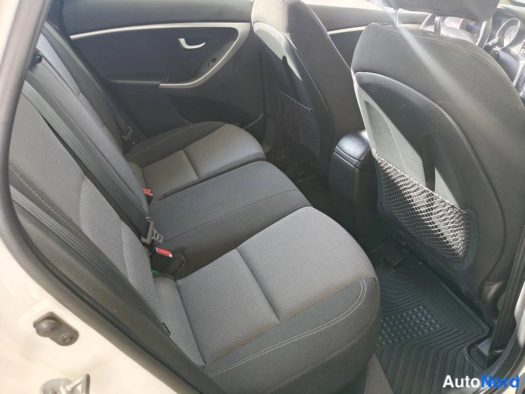 Valkoinen Hyundai i30 2014, takaistuimet, kuva 6