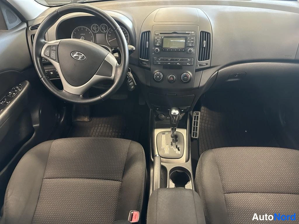 Harmaa Hyundai i30 2011, ohjaamo, kuva 6