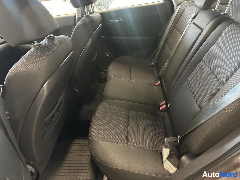 Harmaa Hyundai i30 2011, takaistuimet, kuva 8