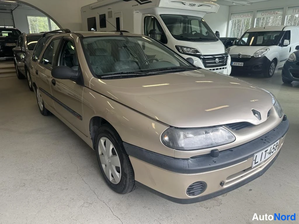 Kulta Renault Laguna 1999, etuviisto, keula oikealle, kuva 2