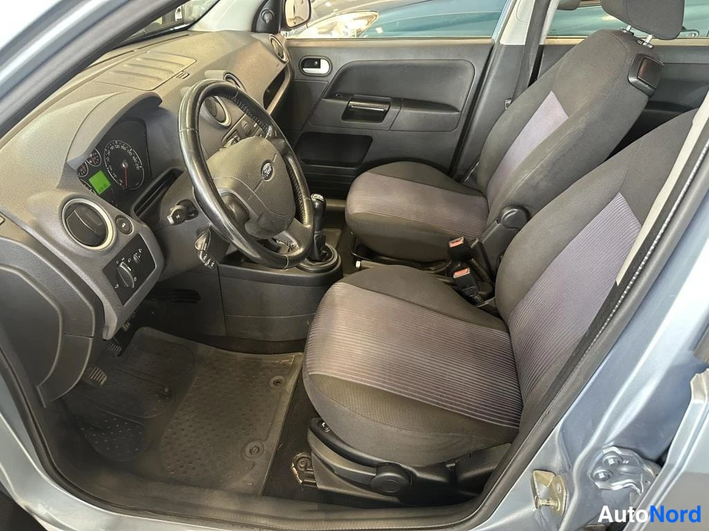 Sininen Ford Fusion 2006, ohjaamo, kuva 5