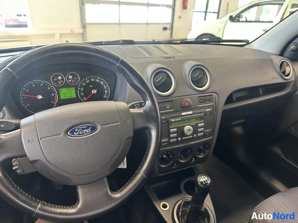 Sininen Ford Fusion 2006, ohjaamo, kuva 6