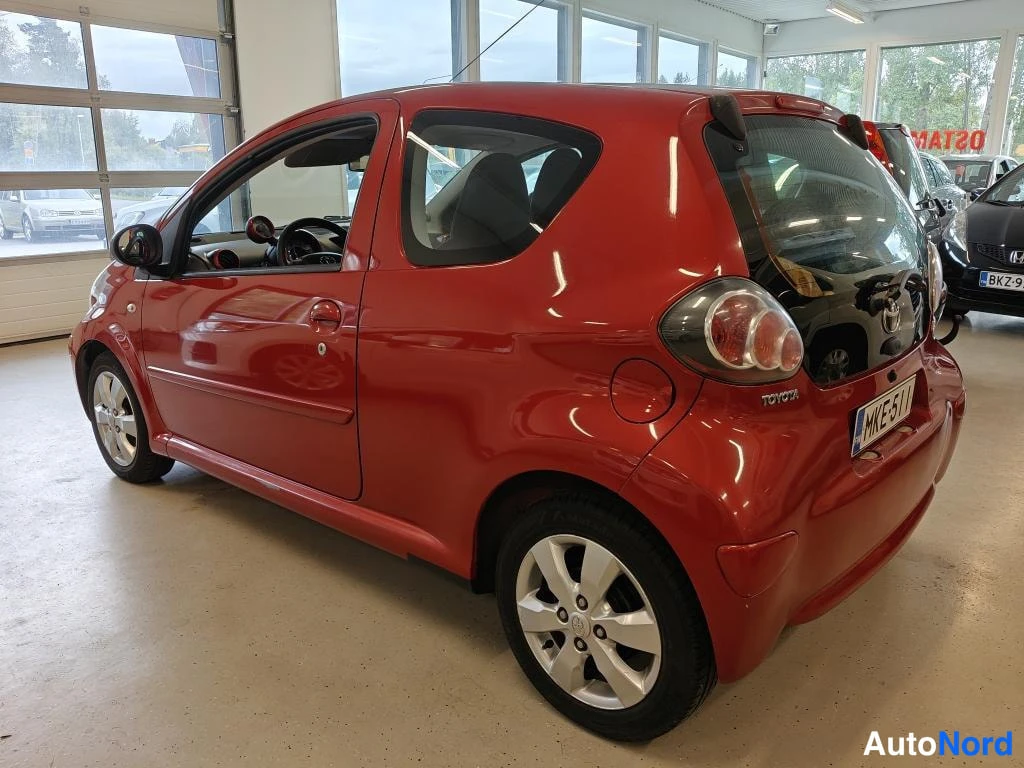 Punainen Toyota Aygo 2010, takaviisto, kuva 3