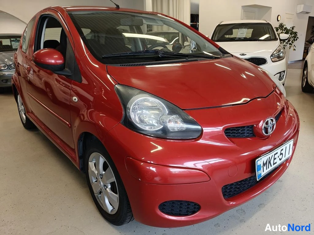 Punainen Toyota Aygo 2010, etuviisto, keula oikealle, kuva 2