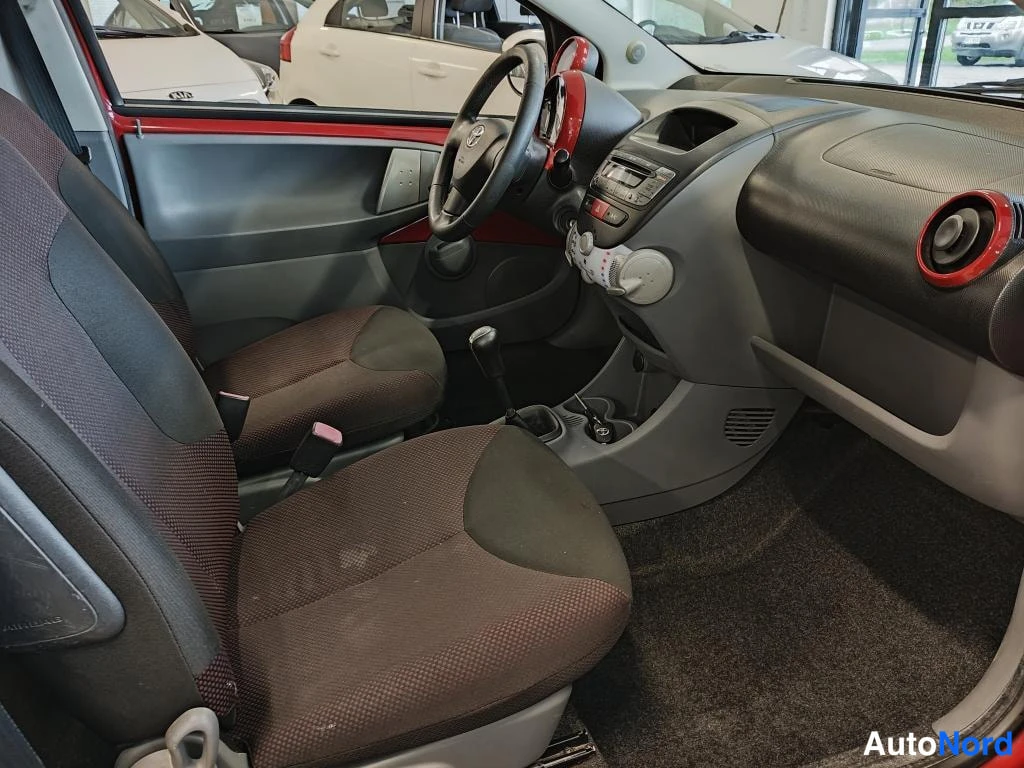 Punainen Toyota Aygo 2010, ohjaamo, kuva 5