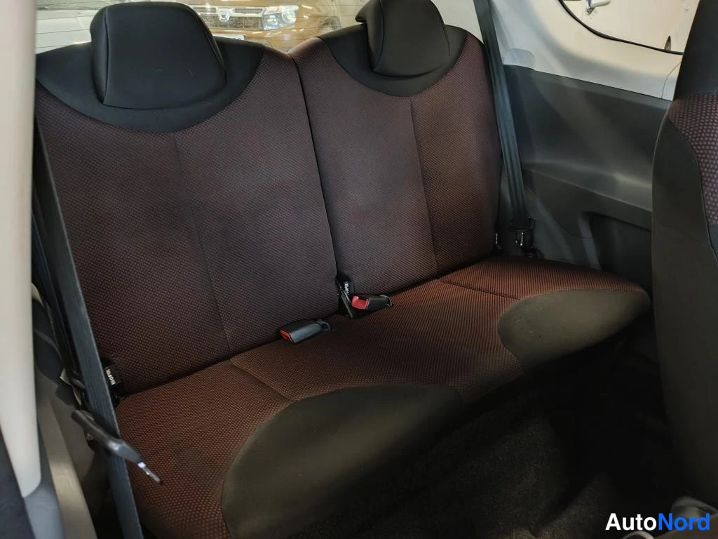 Punainen Toyota Aygo 2010, takaistuimet, kuva 7