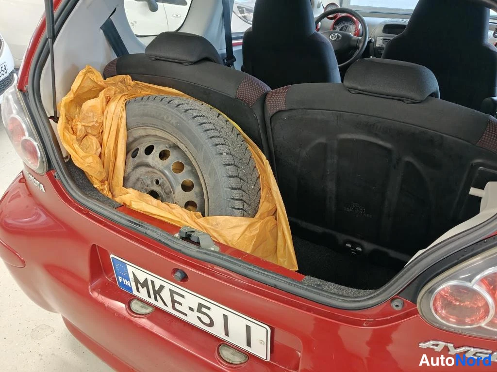 Punainen Toyota Aygo 2010, tavaratila, kuva 8