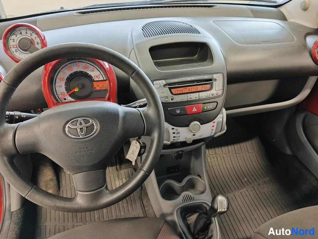 Punainen Toyota Aygo 2010, ohjaamo, kuva 6