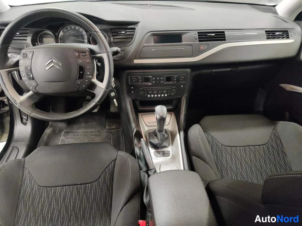 Musta Citroen C5 2011, ohjaamo, kuva 5