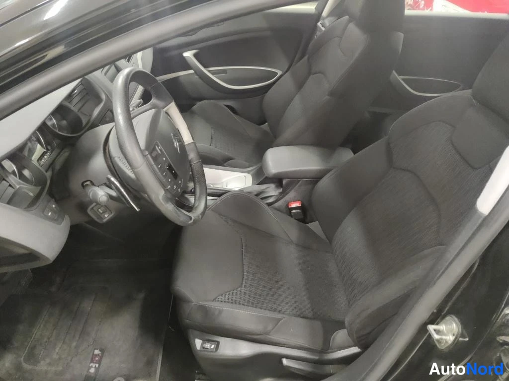 Musta Citroen C5 2011, etuistuimet, kuva 6