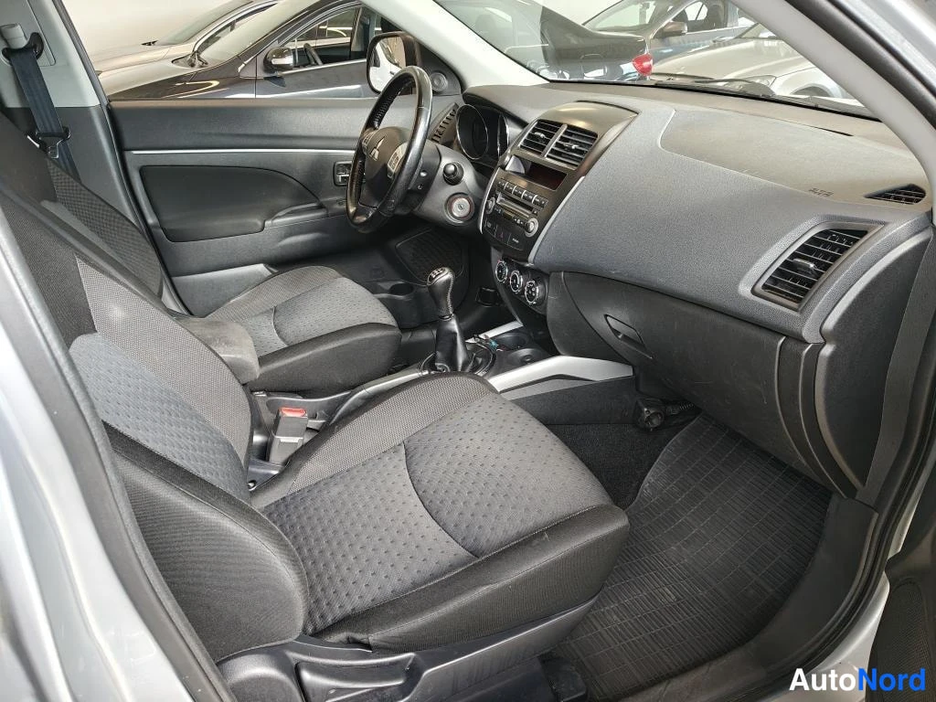 Harmaa Mitsubishi ASX 2012, ohjaamo, kuva 5
