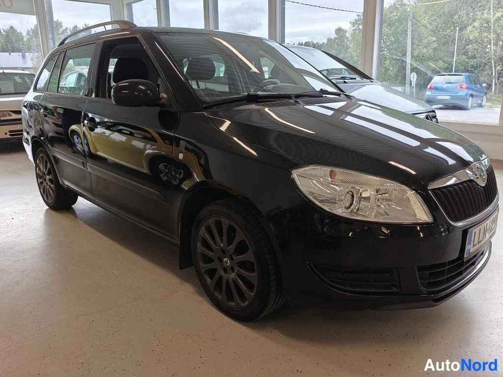 Musta Skoda Fabia 2012, etuviisto, keula oikealle, kuva 2
