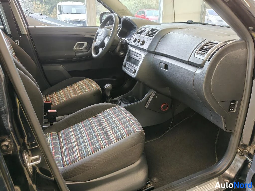 Musta Skoda Fabia 2012, ohjaamo, kuva 5