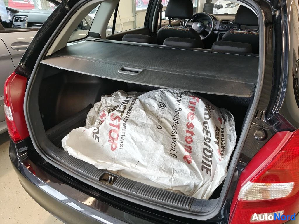 Musta Skoda Fabia 2012, tavaratila, kuva 8