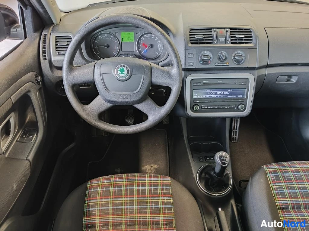 Musta Skoda Fabia 2012, ohjaamo, kuva 6