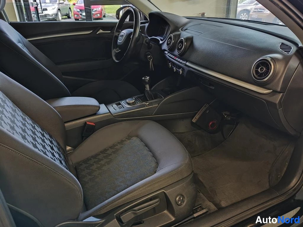 Musta Audi A3 2013, ohjaamo, kuva 5
