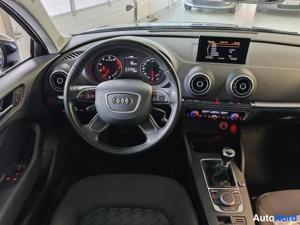 Musta Audi A3 2013, ohjaamo, kuva 6