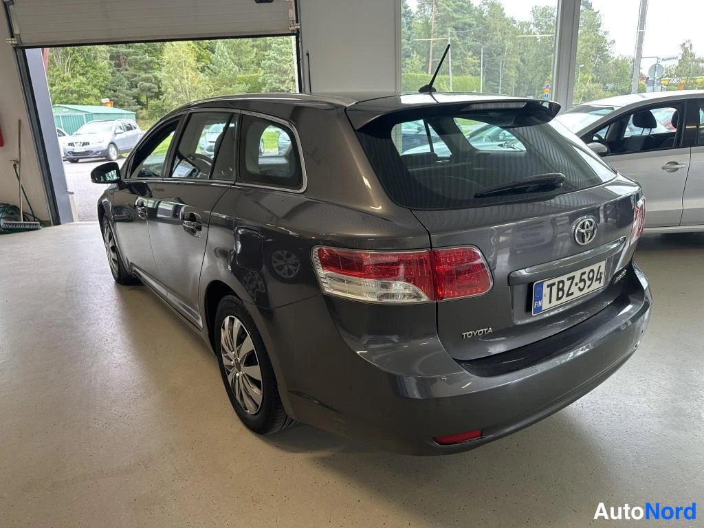 Harmaa Toyota Avensis 2010, takaviisto, kuva 3