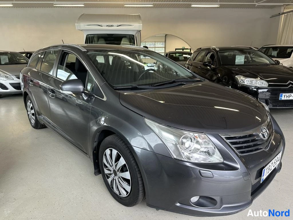 Harmaa Toyota Avensis 2010, etuviisto, keula oikealle, kuva 2