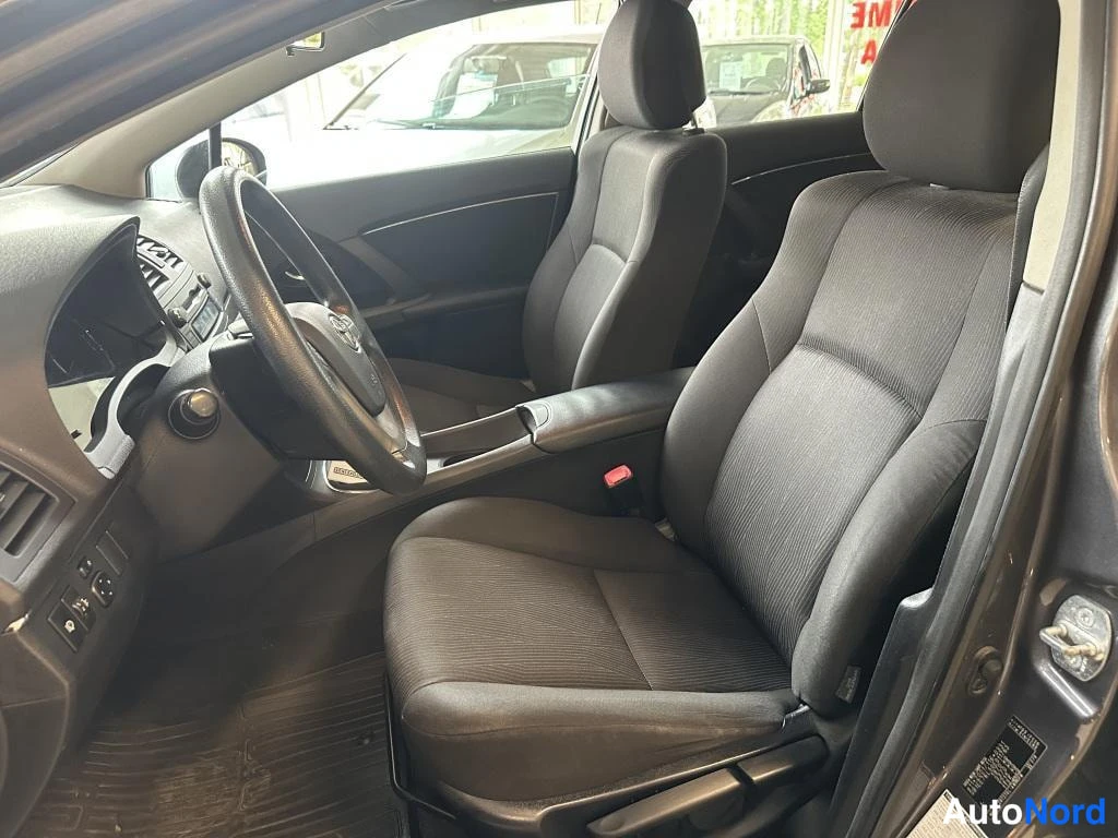 Harmaa Toyota Avensis 2010, etuistuimet, kuva 7
