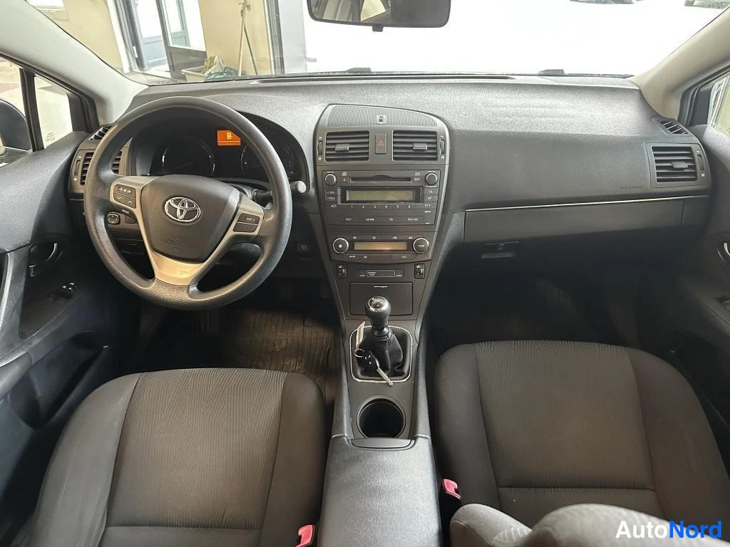Harmaa Toyota Avensis 2010, ohjaamo, kuva 5