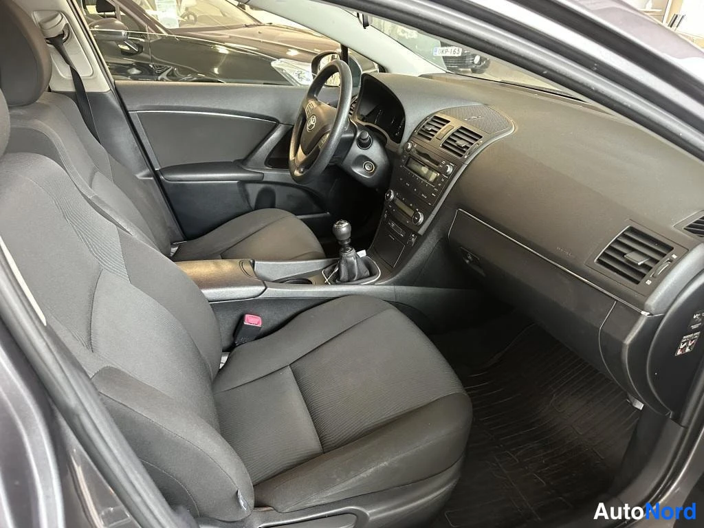 Harmaa Toyota Avensis 2010, ohjaamo, kuva 6