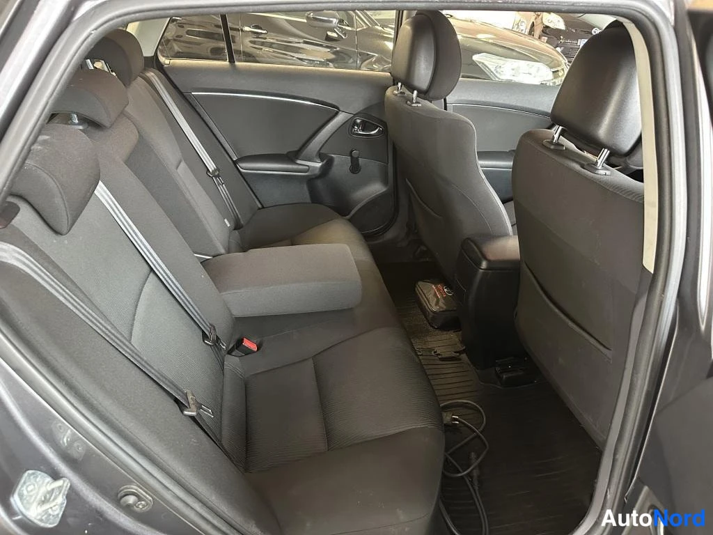 Harmaa Toyota Avensis 2010, takaistuimet, kuva 8