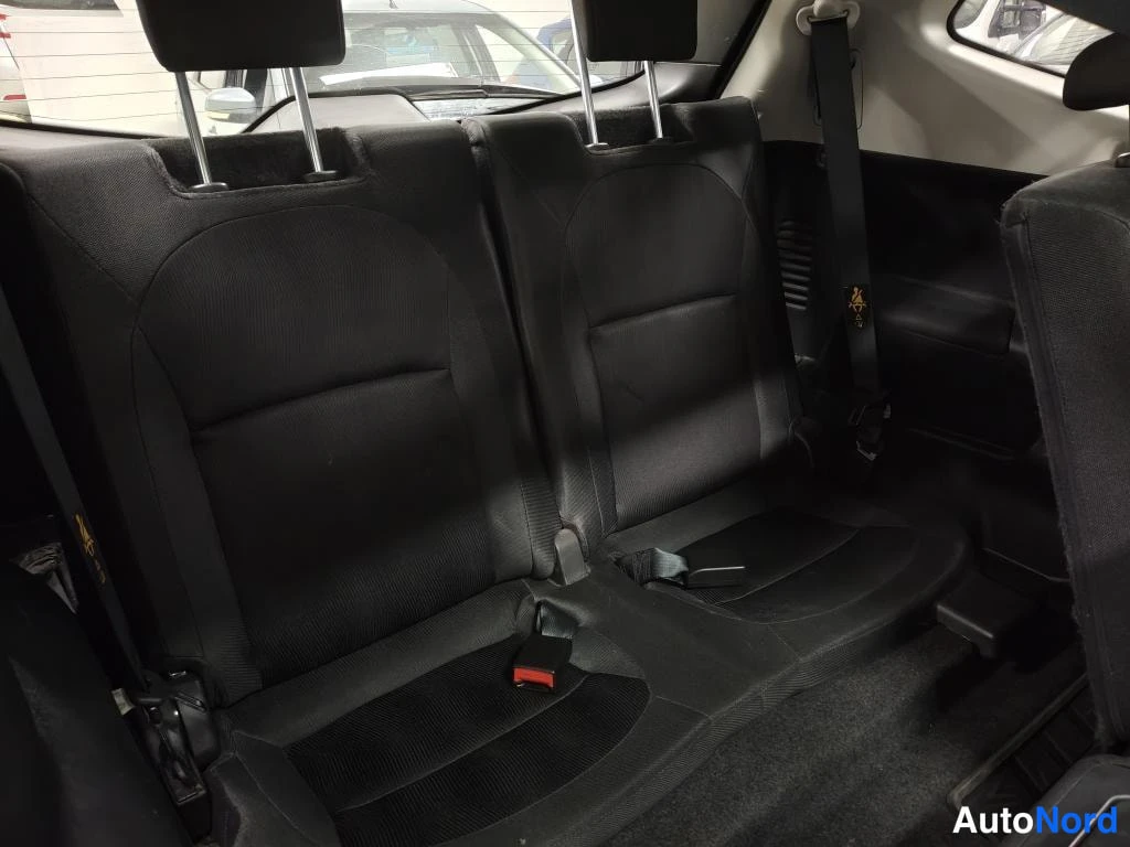 Harmaa Nissan Qashqai+2 2012, takaistuimet, kuva 9