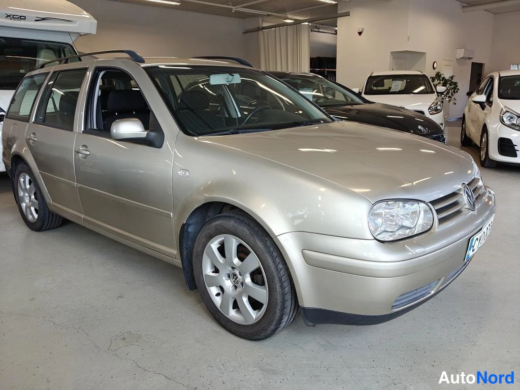 Beige Volkswagen Golf 2005, etuviisto, keula oikealle, kuva 2