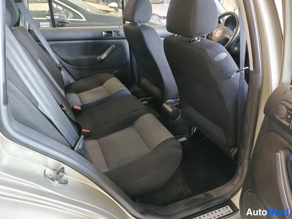 Beige Volkswagen Golf 2005, takaistuimet, kuva 7