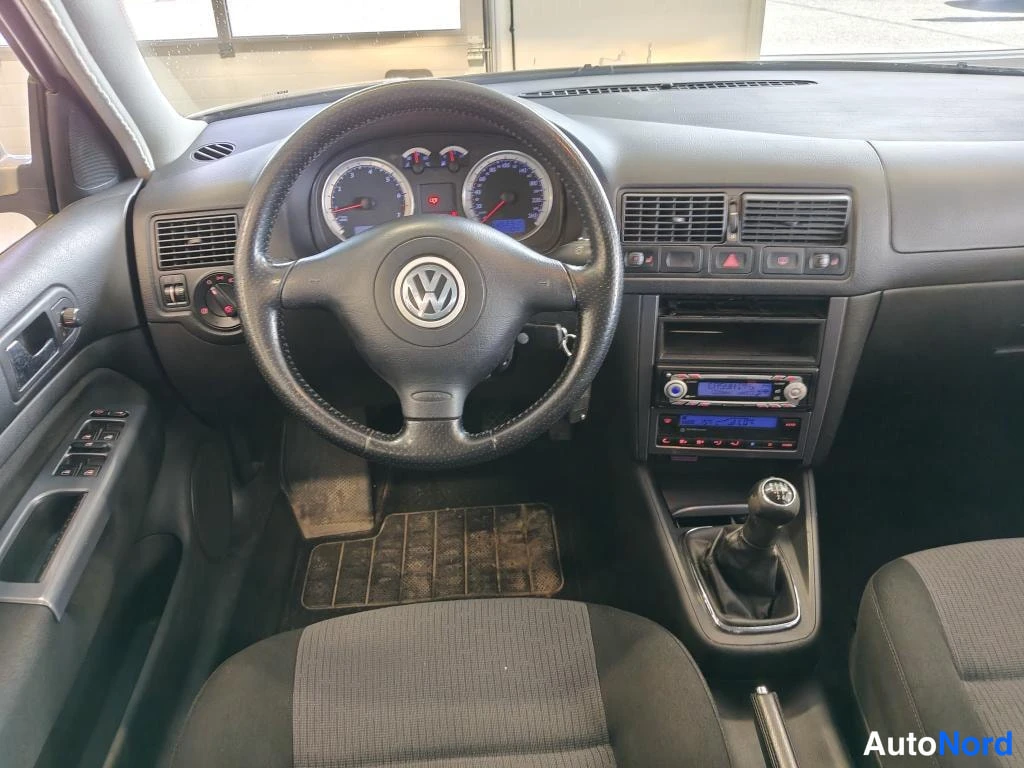 Beige Volkswagen Golf 2005, ohjaamo, kuva 6