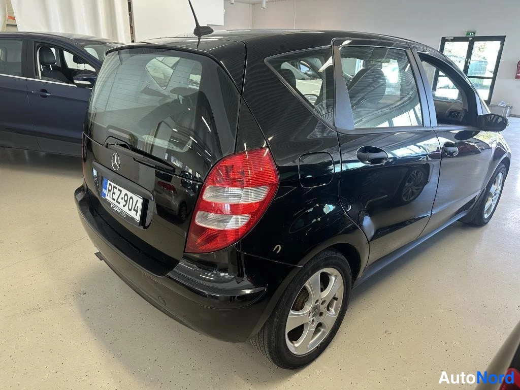 Musta Mercedes-Benz A 2005, takaviisto, kuva 3