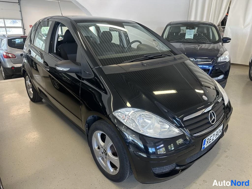 Musta Mercedes-Benz A 2005, etuviisto, keula oikealle, kuva 2
