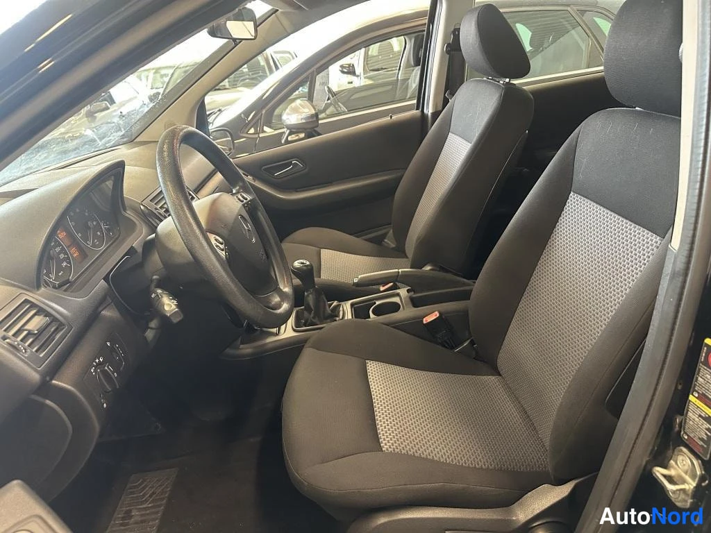 Musta Mercedes-Benz A 2005, etuistuimet, kuva 6