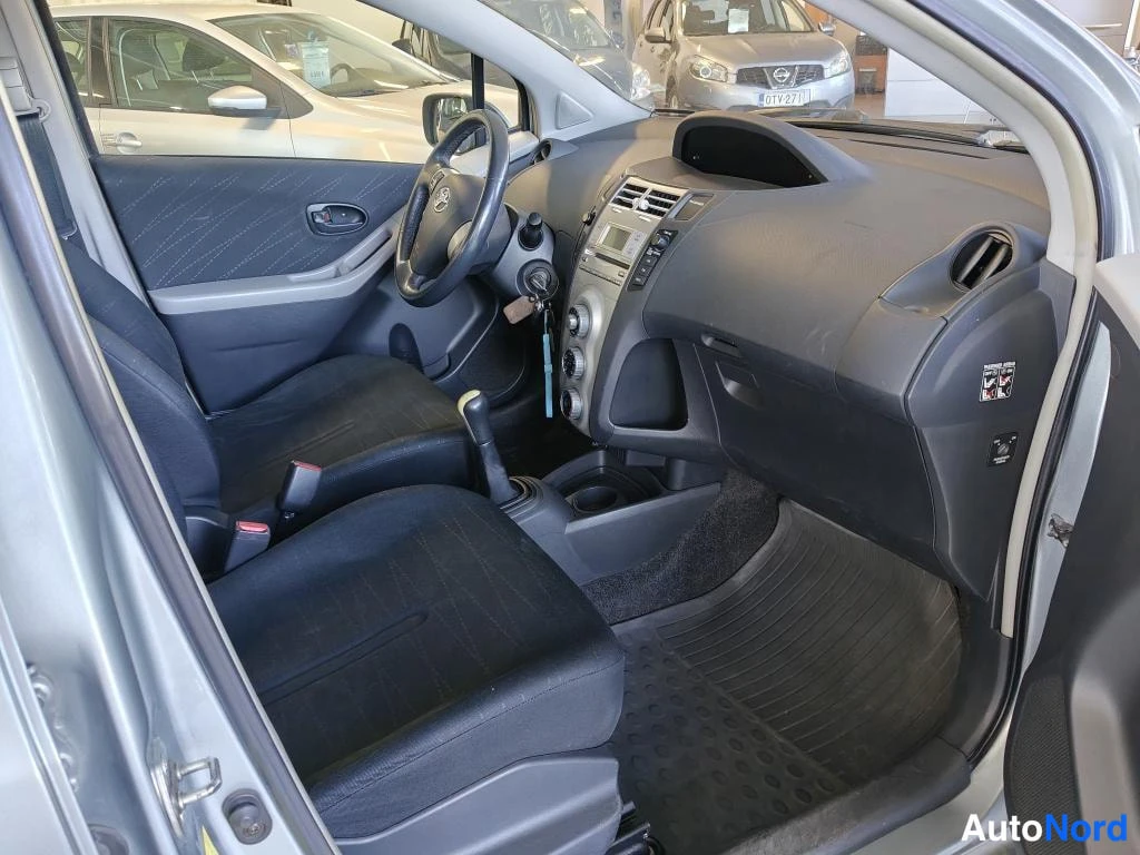 Hopea Toyota Yaris 2006, ohjaamo, kuva 5