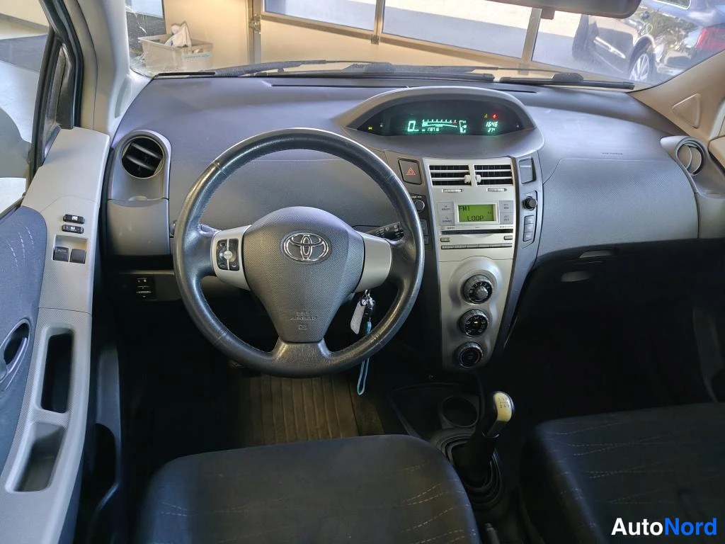Hopea Toyota Yaris 2006, ohjaamo, kuva 6