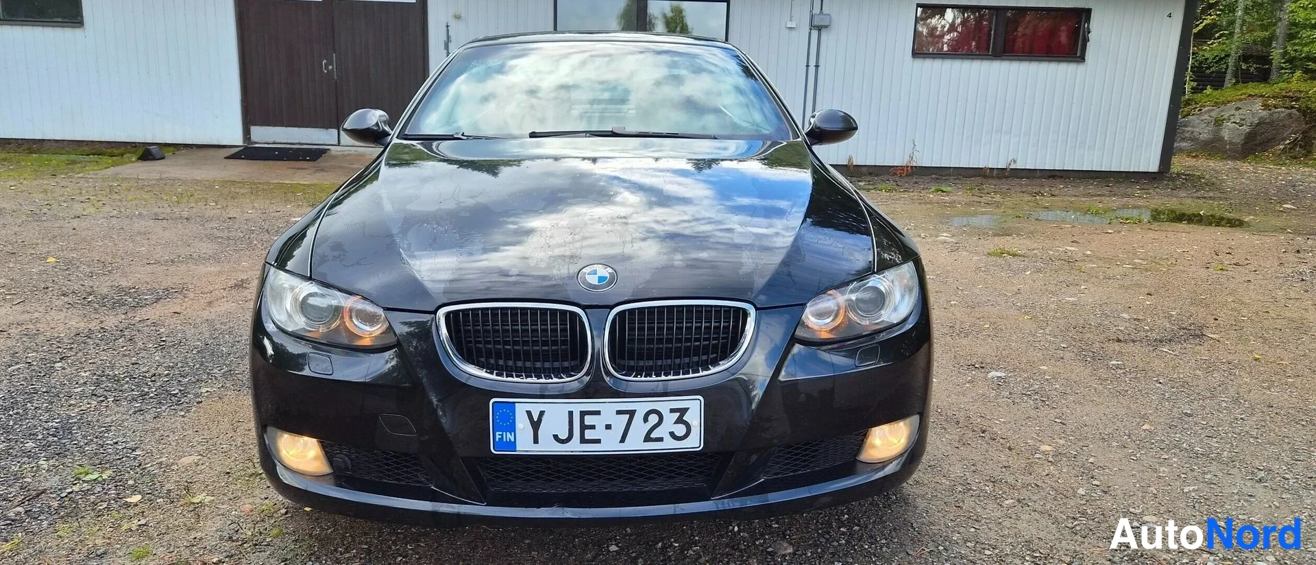 Musta BMW 320i 2007, edestä, kuva 8
