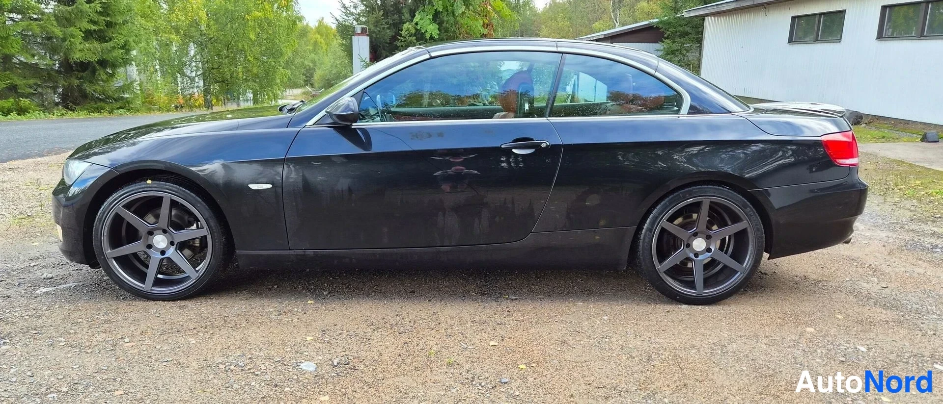 Musta BMW 320i 2007, sivulta, kuva 10