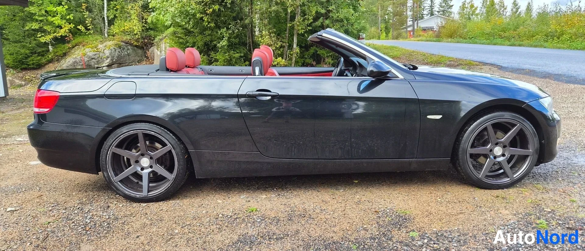 Musta BMW 320i 2007, sivulta, kuva 9
