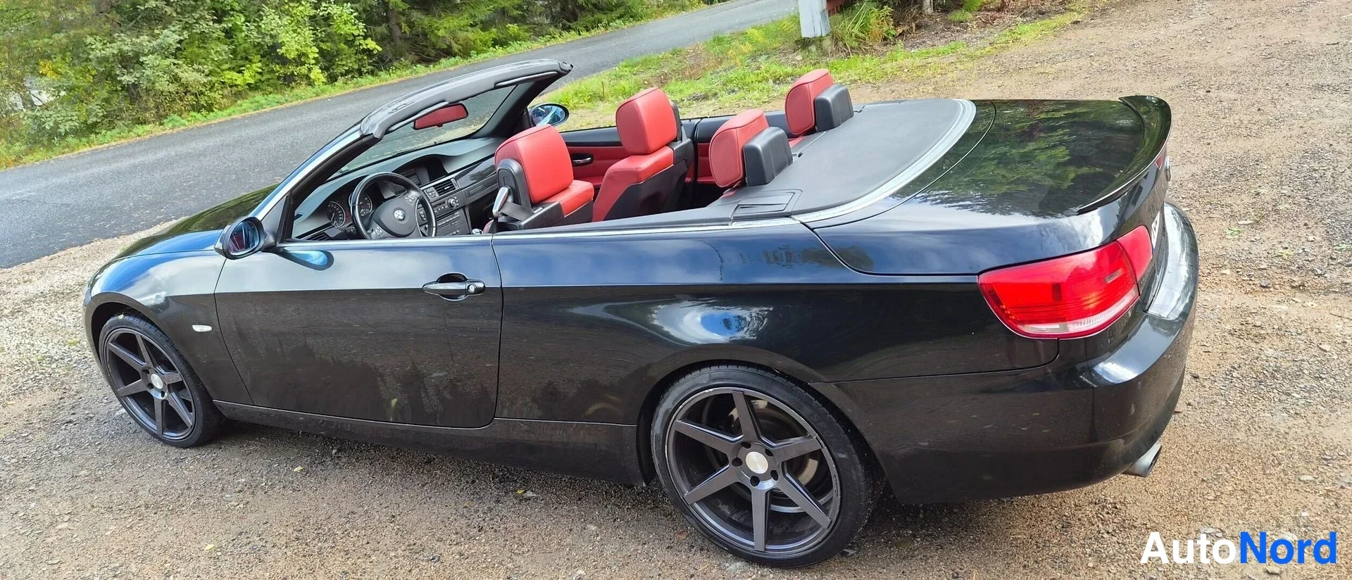 Musta BMW 320i 2007, takaviisto, kuva 13