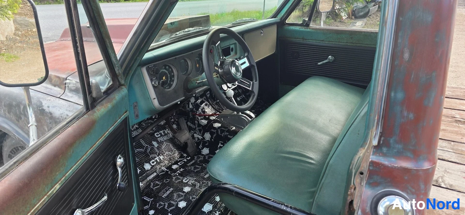 Ruskea Chevrolet C20 V8 1967, etuistuimet, kuva 14