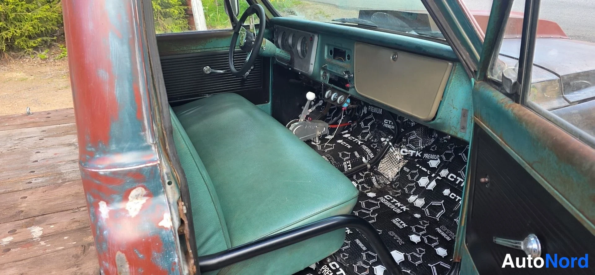 Ruskea Chevrolet C20 V8 1967, etuistuimet, kuva 15