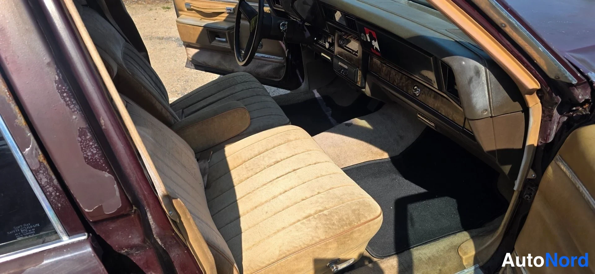 Ruskea Chevrolet Caprice 1981, etuistuimet, kuva 17