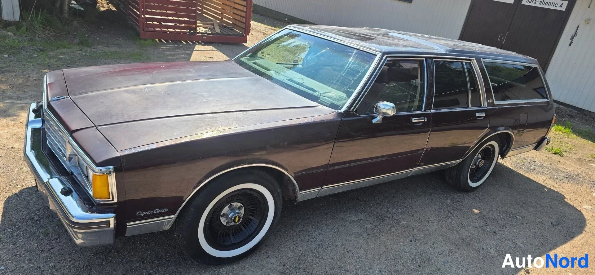 Ruskea Chevrolet Caprice 1981, etuviisto, keula vasemmalle, kuva 2