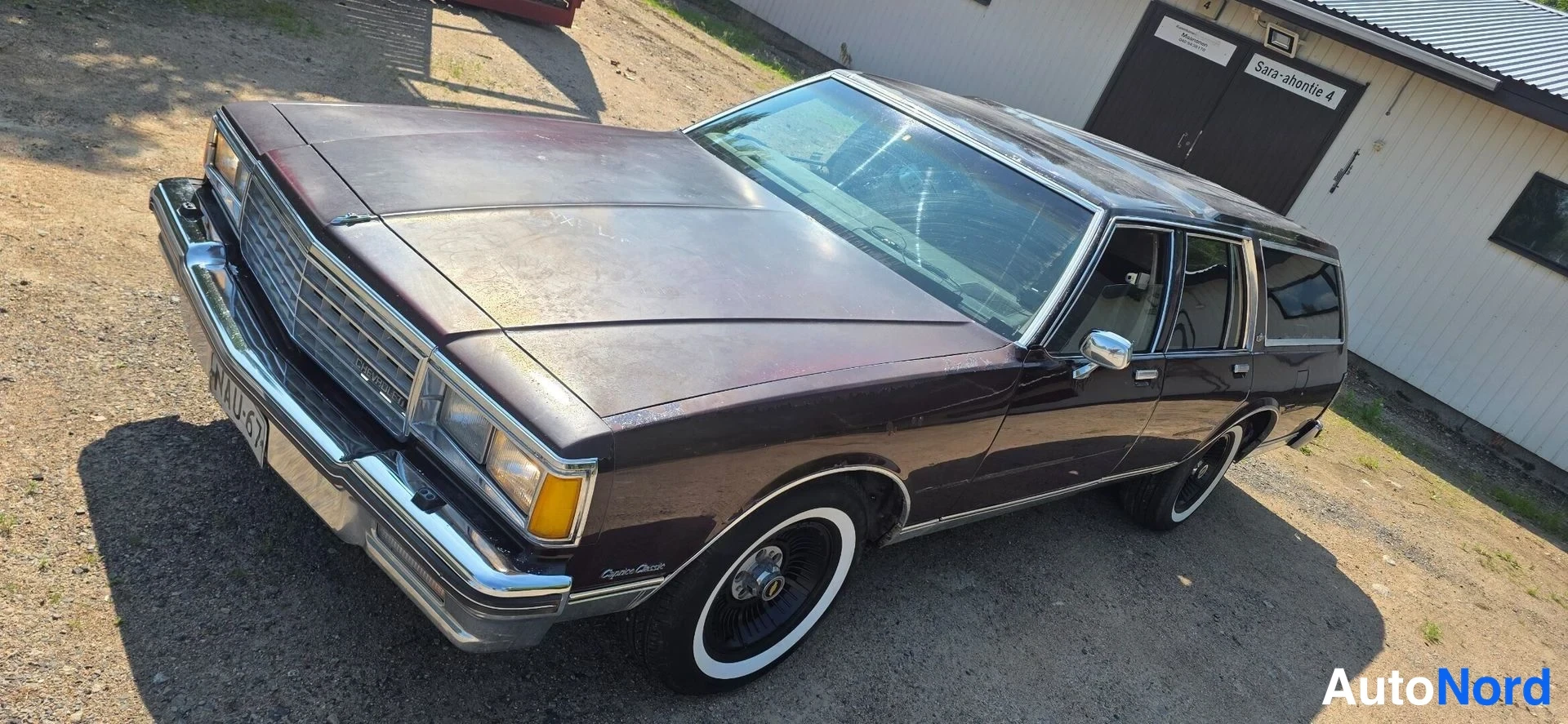 Ruskea Chevrolet Caprice 1981, etuviisto, keula vasemmalle, kuva 3